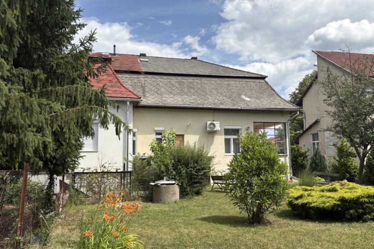 Eladó hangulatos ikerház Esztergom kedvelt villa-negyedében!