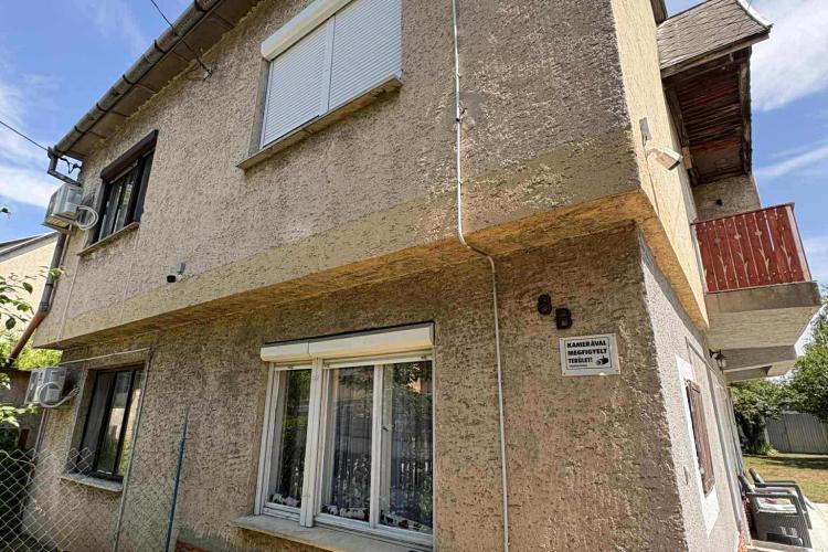 Eladó ikerház Táton – Csendes zsákutcában, gondozott kerttel eladó egy barátságos otthon!