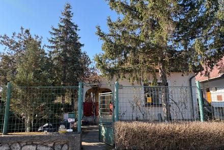 Kis családi ház tóra néző kilátással